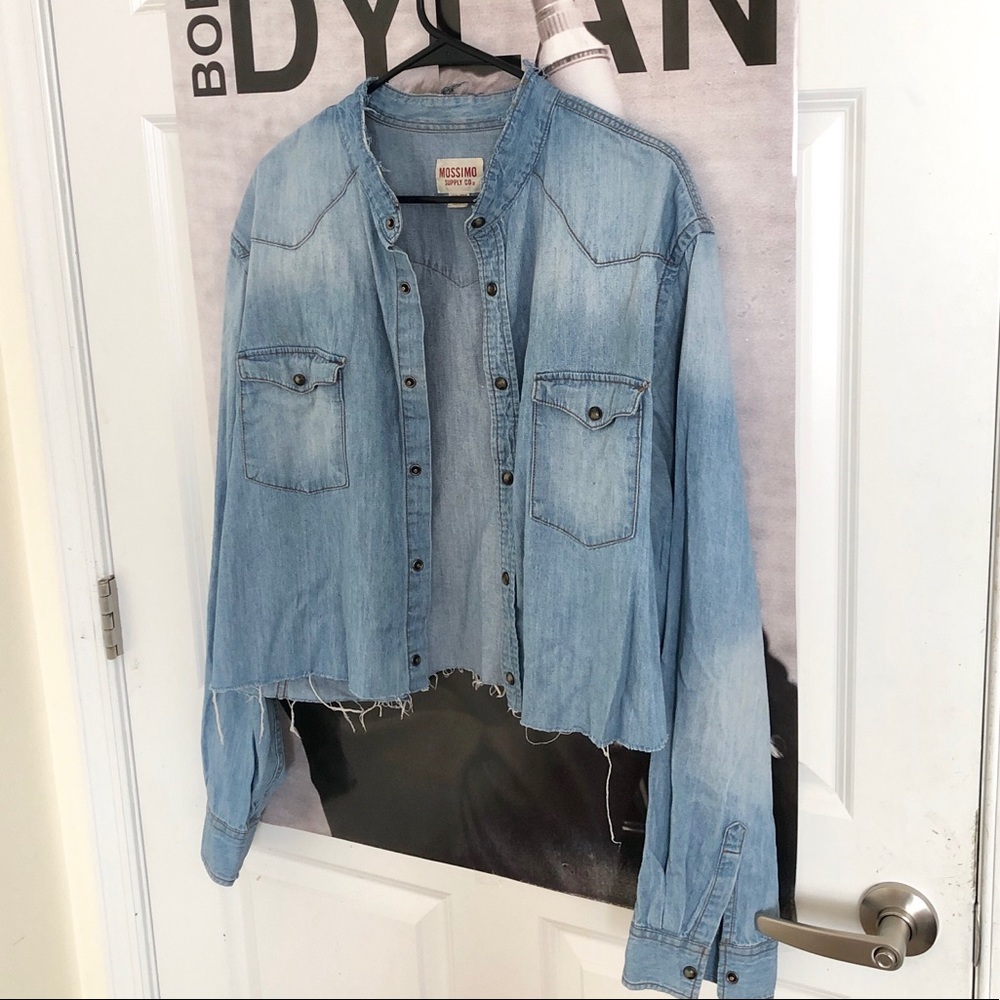 Cropped men’s oversized jean shirt